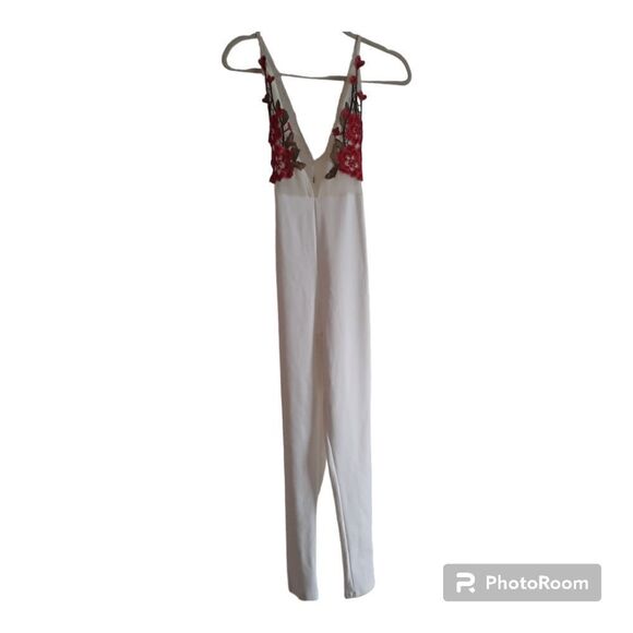 MISSGUIDED  White Strappy Embroidered Mesh Plunge Jumpsuit - Picture 1 of 6